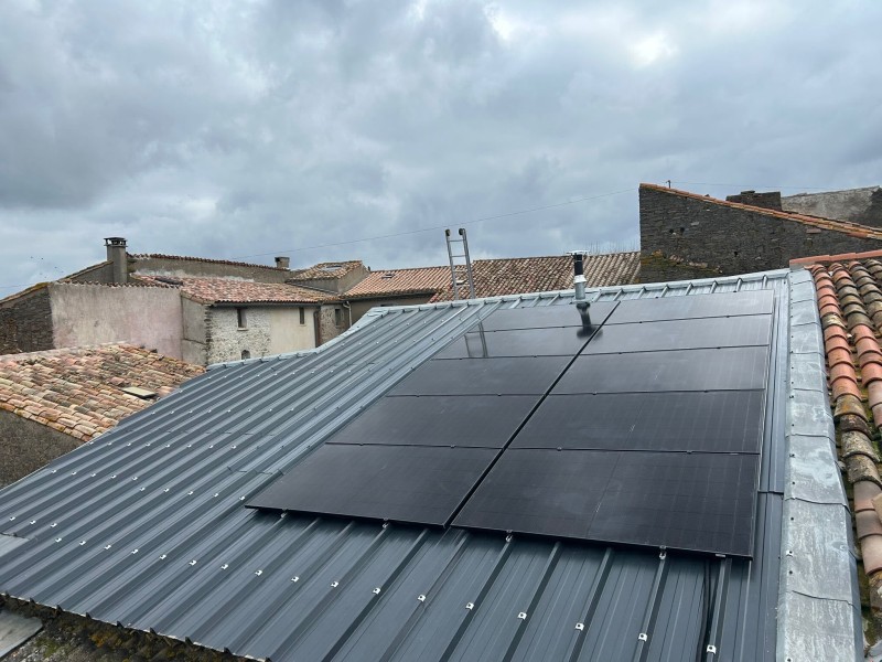 Installation photovoltaïque 5 kWc avec batteries lithium de 5 kwh et onduleur Victron en autonomie à Peyriac-Minervois dans l’Aude