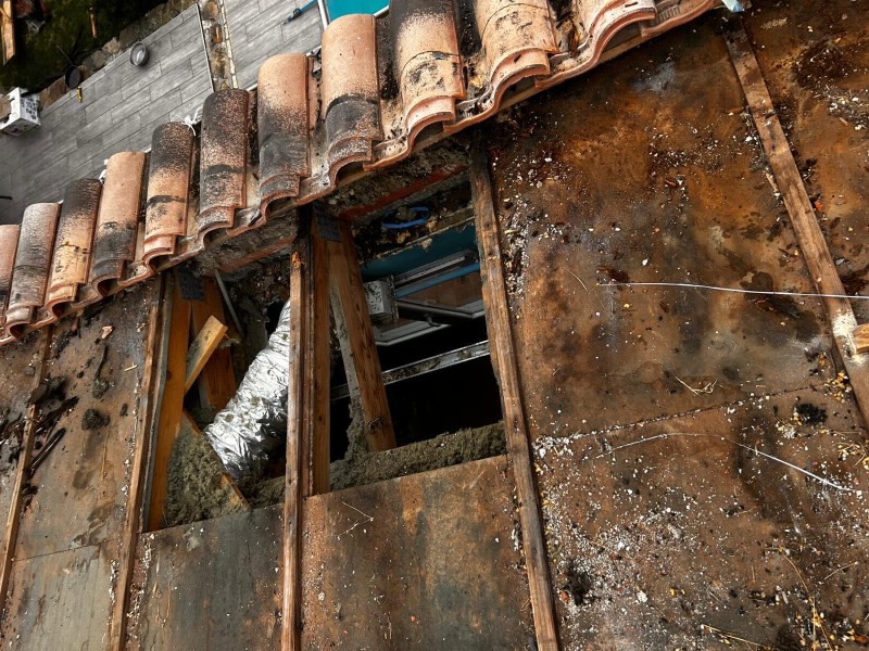 Dépose complète des panneaux photovoltaïques lors d’une réparation d’infiltration toiture à Boutenac dans l’Aude.