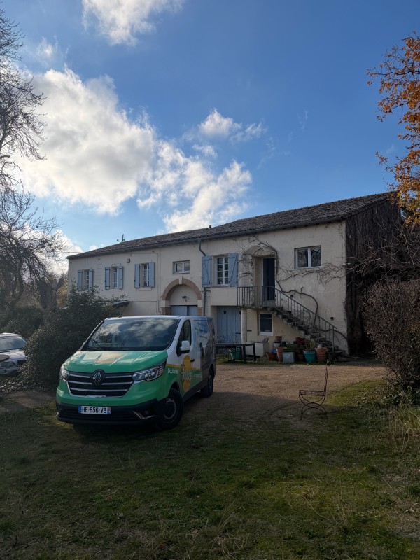 Installation photovoltaïque de 6 kWc avec optimiseurs et onduleur hybride Huawei et mise aux normes électriques à Montolieu dans l’Aude