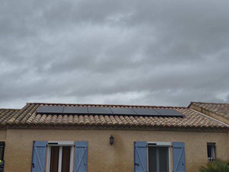 Réparation de fuite sous panneaux photovoltaïques en intégration et remise en toiture de l'installation à Boutenac dans l'Aude