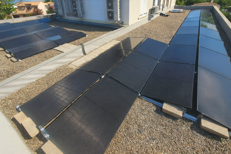 Installation de panneaux photovoltaïques bi-verre et bi-facial 22 kWc avec optimiseurs p600w Huawei Sun2000 sur une toiture plate Carcassonne