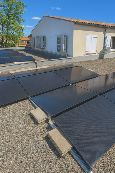 Installation de panneaux photovoltaïques bi-verre et bi-facial 22 kWc avec optimiseurs p600w Huawei Sun2000 sur une toiture plate Carcassonne