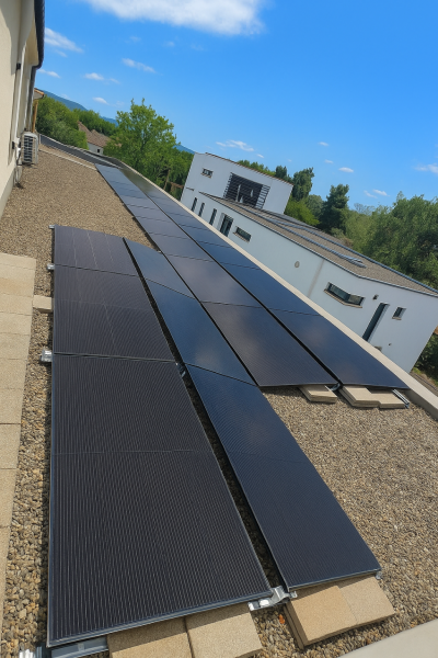 Installation de panneaux photovoltaïques bi-verre et bi-facial 22 kWc avec optimiseurs p600w Huawei Sun2000 sur une toiture plate Carcassonne