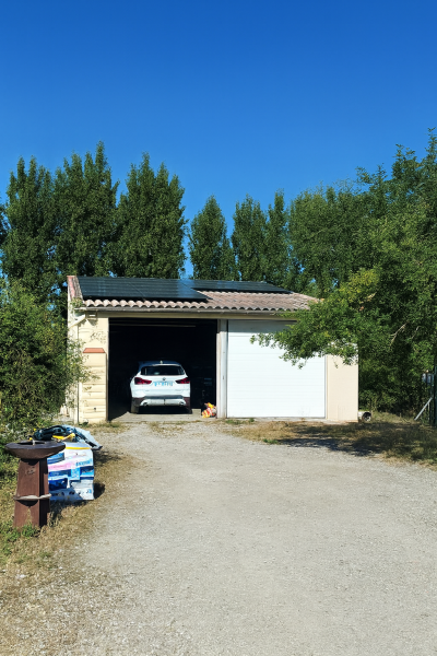 Installation photovoltaïque en autoconsommation bi-verre 9 kWc avec onduleur Huawei hybride triphasée sur toiture tuiles inclinées à Cambieure (11)