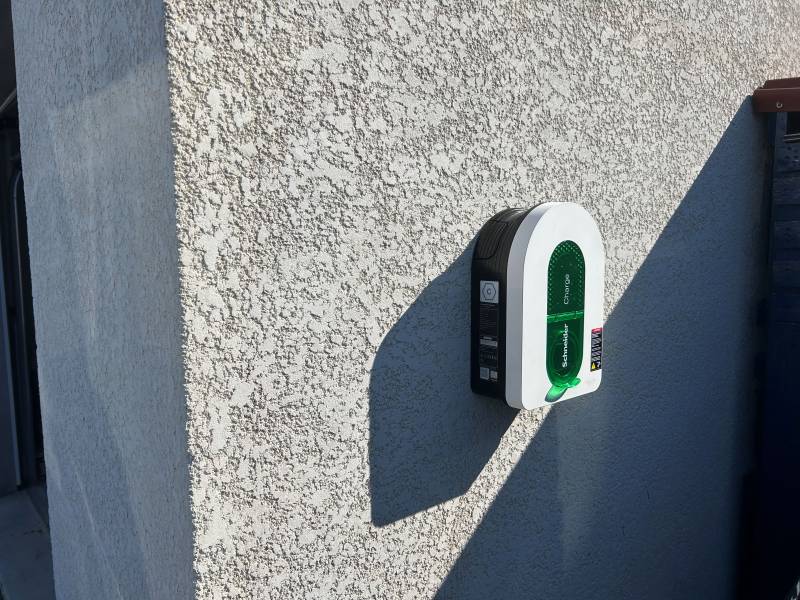 borne de recharge Schneider paramétrable 7,4 à 22 kW