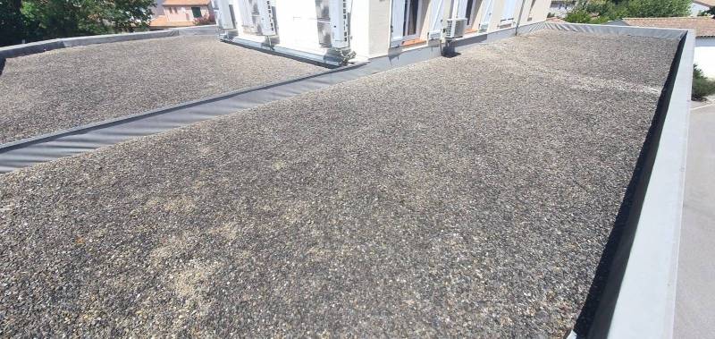 Installation de panneaux photovoltaïques bi-verre et bi-facial 22 kWc avec optimiseurs p600w Huawei Sun2000 sur une toiture plate Carcassonne