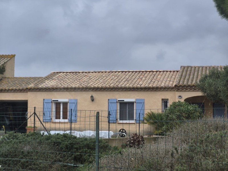 Réparation de fuite sous panneaux photovoltaïques en intégration et remise en toiture de l'installation à Boutenac dans l'Aude